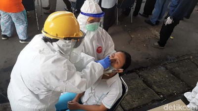 Ratusan Pedagang-Pembeli di Pasar Kebon Kembang Ikut Test Swab