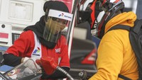 Penggunaan alat pelindung wajah (Face Shield) tersebut sebagai salah satu upaya untuk melindungi diri saat berhubungan langsung dengan pengendara dalam pencegahan penyebaran COVID-19. ANTARA FOTO/Asprilla Dwi Adha