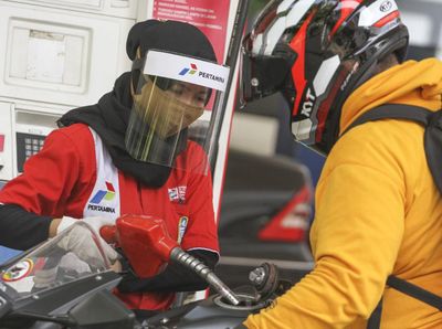 Antisipasi Corona, Petugas SPBU juga Pakai Pelindung Wajah