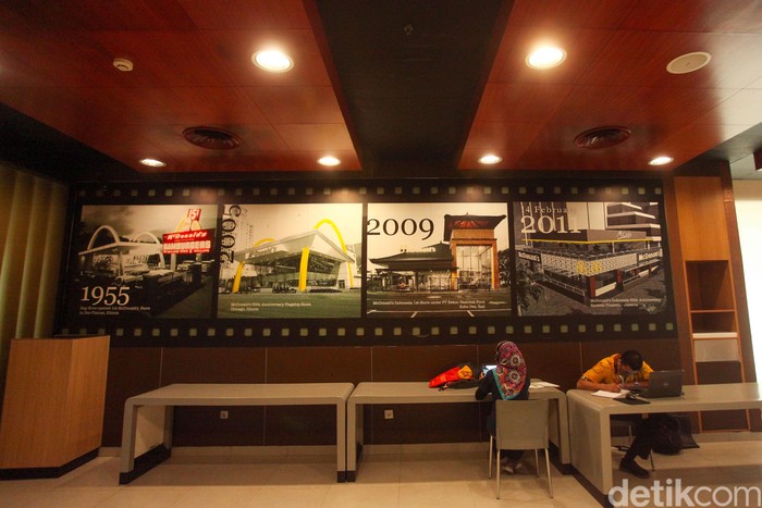Restoran siap saji McDonalds Sarinah akan tutup permanen. Yuk lihat lagi sudut-sudut penuh cerita di gerai McD pertama di Indonesia ini.