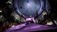 Kabarnya, tarian Sufi pertama kali dilakukan Rumi saat ia berada di wilayah Anatolia Turki selama tiga hari tiga malam. Rumi adalah seorang penyair yang banyak membuat puisi religius tentang cinta yang luar biasa pada Tuhan. Karyanya banyak mempengaruhi budaya dan penulisan syair Muslim. Sergen Sezgin/Anadolu Agency/Getty Images.