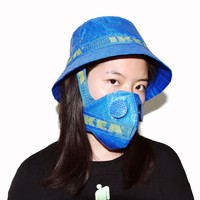 Selain sneakers, mereka juga pernah bikin masker dari kantong plastik. Foto: Instagram @zhijunwang