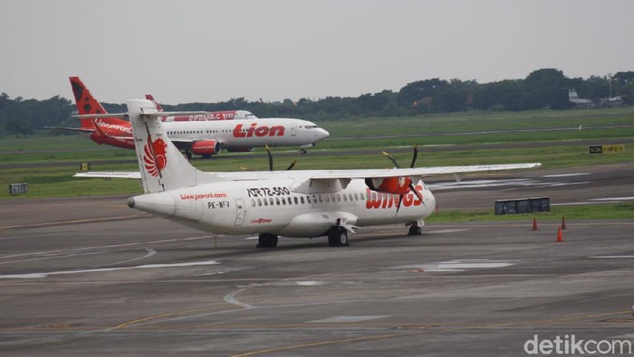Bandara Internasional Juanda membuka penerbangan terbatas di tengah larangan mudik Lebaran. Hanya penumpang yang memenuhi syarat yang bisa bepergian lewat Bandara Juanda.