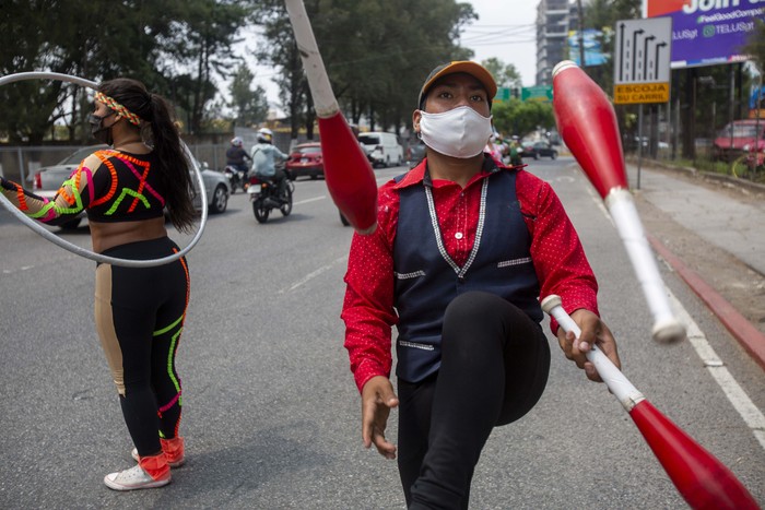 Pemerintah Guatemala menutup semua tempat hiburan untuk mencegah penyebaran virus Corona. Untuk menyambung hidup kelompok sirkus ini beraksi di jalanan.