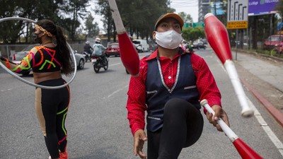 Gegara Corona, Kelompok Sirkus Ini Ngamen di Jalanan