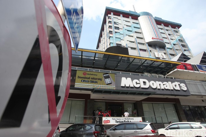 Melihat Lagi Sudut-sudut Penuh Kenangan di Gerai McD Sarinah Restoran siap saji McDonald's Sarinah akan tutup permanen. Yuk lihat lagi sudut-sudut penuh cerita di gerai McD pertama di Indonesia ini.