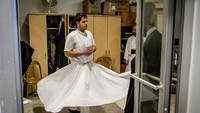 Tari Sufi juga banyak dilakukan oleh orang-orang dari negara lain. Misalnya saja yang dilakukan 999 penari yang menari Sufi dalam acara Harlah Muslimat NU yang berlangsung di Stadion Gelora Bung Karno, Senayan, Jakarta pada Minggu 27 Januari 2019. Banyaknya penari yang ambil bagian dalam acara ini juga membuatnya memecahkan rekor MURI.Chris McGrath/Getty Images.