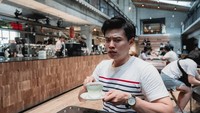 Ekspresi wajahnya yang kocak membuat momen Hansol saat minum kopi di salah satu kafe jadi semakin seru. Foto: Instagram @hansoljang110