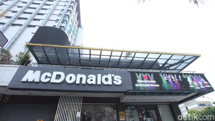 Restoran siap saji McDonalds Sarinah akan tutup permanen. Yuk lihat lagi sudut-sudut penuh cerita di gerai McD pertama di Indonesia ini.
