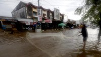 Warga menjaring ikan di jalan yang tergenang banjir di Desa Neusu, Banda Aceh, Aceh, Jumat (8/5/2020).   Warga menjaring ikan di jalan yang tergenang banjir di Desa Neusu, Banda Aceh, Aceh, Jumat (8/5/2020).