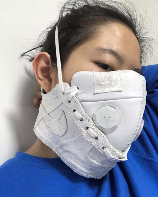 Masker sekarang ini menjadi barang wajib punya karena pandemi Corona. Duo seniman suami istri pun menampilkan masker dengan bentuk berbeda dengan kemampuan seni mereka. Dibuat dari bahan sneakers, masker tersebut belakangan menarik perhatian netizen.Foto: Instagram @aria.duan