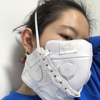 Masker sekarang ini menjadi barang wajib punya karena pandemi Corona. Duo seniman suami istri pun menampilkan masker dengan bentuk berbeda dengan kemampuan seni mereka. Dibuat dari bahan sneakers, masker tersebut belakangan menarik perhatian netizen.Foto: Instagram @aria.duan