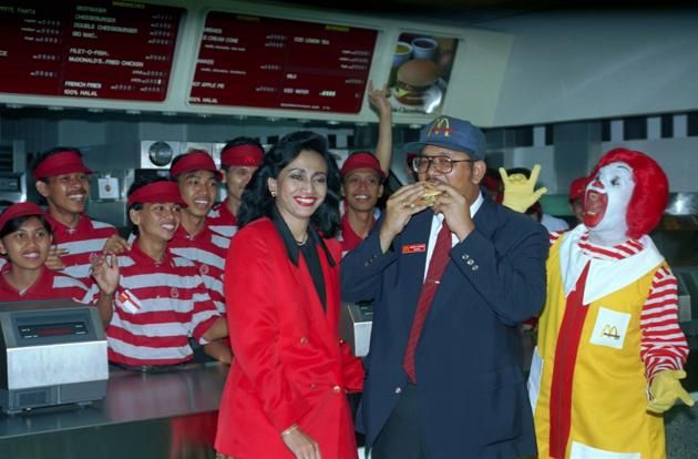 Momen pembukaan McDonald's Sarinah tahun 1991.