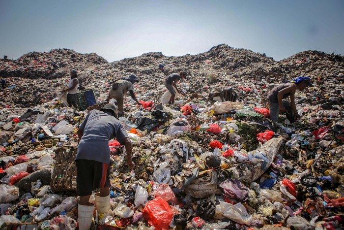 VOLUME SAMPAH MENINGKAT SAAT PSBB Warga melintas di depan tumpukan sampah di Tempat Pembuangan Akhir (TPA) Rawa Kucing, Kota Tangerang, Banten, Kamis (7/5/2020). Volume sampah Kota Tangerang meningkat dari 1200 ton menjadi 1500 ton perhari atau meningkat 20 persen saat pelaksanaan Pembatasan Sosial Berskala Besar (PSBB). ANTARA FOTO/Fauzan/aww.