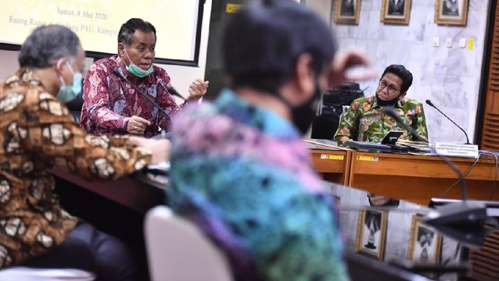 Menteri Desa Pembangunan Daerah Tertinggal dan Transmigrasi (Mendes PDTT) Abdul Halim Iskandar dan Rektor Universitas Indonesia Ari Kuncoro.
