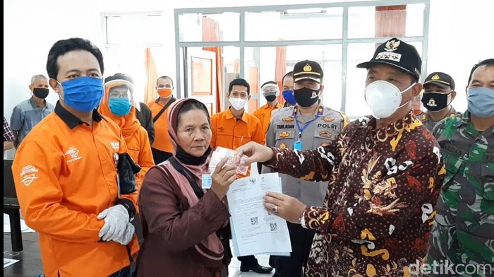 Pencairan bansos pandemi Corona di Rembang, Jumat (8/5/2020).