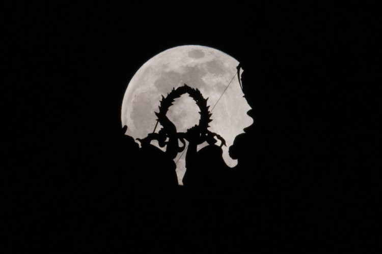 Potret Keindahan Supermoon di Berbagai Penjuru Dunia Potret Keindahan Supermoon di Berbagai Penjuru Dunia
Keindahan bulan purnama besar atau Supermoon menjadi fenomena terakhir di tahun 2020. Ini juga terlihat jelas hampir diberbagai belahan dunia. Beginilah foto-fotonya.