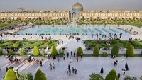 Selanjutnya adalah Alun-alun Ishafan. Biasanya para wisatawan sering berkunjung kesini karena halamanya yang luas dan indah. Isfahan yang merupakan kota terbesar ketiga di Iran, dihuni oleh sekitar 1,5 juta orang (menurut sensus 2006). Secara geografis, kota ini membentang di dataran Zayandeh-Rud yang subur, di kaki pegunungan Zagros. Alhasil, kota ini menikmati iklim yang nyaman dan musim yang teratur. Thomas Schulze/picture alliance via Getty Images