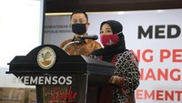 Menteri Sosial Republik Indonesia Juliari P. Batubara (kiri) menyimak sambutan Head of Environment and Social Responsibility Astra Diah Suran Febrianti (kanan) pada acara penyerahan bantuan paket sembako di Kementerian Sosial RI, Jakarta (8/5). Istimewa/Dok PT Astra International Tbk.