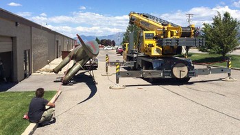 Bagaimanapun, dinosaurus itu sangat besar sehingga ia perlu menyewa crane untuk mengangkutnya dari bengkelnya ke halaman belakangnya. (Istimewa/Dok. Bored Panda/thecauseman)