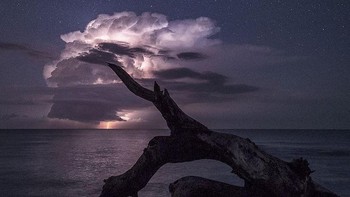 Begitu banyak orang yang belum pernah melihat Bima Sakti dengan mata kepala sendiri, maka dengan foto-foto ini sang fotografer berharap banyak orang bisa melihatnya. Istimewa/Dok. Boredpanda/Mihail Minkov.