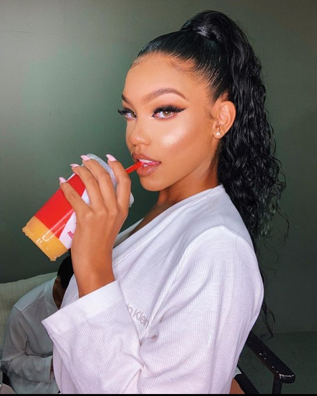 Wanita asal Curacao bernama Tiona Fernan ini jadi kontroversi setelah didapuk menjadi model untuk merek pakaian renang. Foto: dok. Instagram