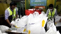 Pembagian dilakukan secara tersebar dan mobile di berbagai titik di jalan-jalan utama untuk menghindari pengumpulan massa di masa penerapan PSBB ini. dok. Mandiri