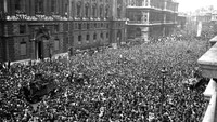 Ribuan warga Inggris turun ke jalan dan berkumpul di kawasan Whitehall, London, untuk menyambut para tentara Inggris dan merayakan kemenangan Sekutu usai berakhirnya Perang Dunia II bersama Perdana Menteri Inggris Winston Churchill, dan sejumlah pejabat lainnya. AP Photo, File.