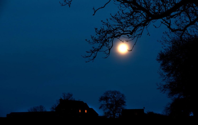 Potret Keindahan Supermoon di Berbagai Penjuru Dunia

Keindahan bulan purnama besar atau Supermoon menjadi fenomena terakhir di tahun 2020. Ini juga terlihat jelas hampir diberbagai belahan dunia. Beginilah foto-fotonya.