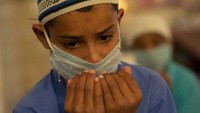 Seorang anak berdoa setelah selesai belajar.