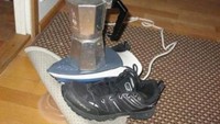 Cara unik buat kopi bisa panasin dengan sektrika panas. Hanya letakan teko kopi di atas bagian setrika yang menghantarkan panas. Foto: Dok. Brightside.