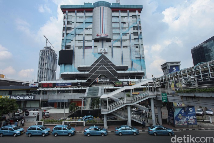 Potret Gedung Sarinah yang Akan Direnovasi

Pusat perbelanjaan Sarinah yang dibangun pada tahun 1963 ini bakal direnovasi dan dijadikan pusat kerajinan Indonesia untuk pariwisata dan mendukung UMKM lokal. Bakal jadi seperti apa ya?