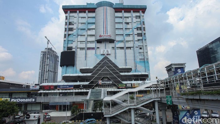 Potret Gedung Sarinah yang Akan Direnovasi

Pusat perbelanjaan Sarinah yang dibangun pada tahun 1963 ini bakal direnovasi dan dijadikan pusat kerajinan Indonesia untuk pariwisata dan mendukung UMKM lokal. Bakal jadi seperti apa ya?