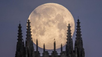 Supermoon terakhir di tahun 2020 ini juga disebut sebagai Flower Moon karena bertepatan dengan munculnya bunga-bunga di Musim Semi. Getty Images/Matt Cardy