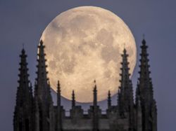 Potret Keindahan Supermoon di Berbagai Penjuru Dunia