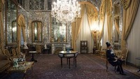 Istana Golestan terdapat di wilayah paling tua dan bersejarah di jantung Kota Teheran. Istana ini yang dibangun pada awal Dinasti Safawiyah (1501-1736 Masehi) dengan model kota yang dikelilingi benteng.Sebagian besar sisi bangunan istana menampilkan ornamen campuran yang kaya dengan karya seni tradisional Persia dan unsur arsitektur abad ke-19. Hal ini menjadikan seniman dan arsitek Iran mengagumi bangunan istana ini dan menjadikannya sumber inspirasi bangunan khas Iran hingga saat ini. Atta Kenare/AFP via Getty Images