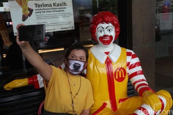Ternyata ini bukan pertama kalinya McDonalds pergi meninggalkan rumah pertamanya di Sarinah. Diketahui, McDonalds sempat meninggalkan Sarinah pada 2009 dan digantikan oleh brand TonyJacks. Ternyata ini bukan pertama kalinya McDonalds pergi meninggalkan rumah pertamanya di Sarinah. Diketahui, McDonalds sempat meninggalkan Sarinah pada 2009 dan digantikan oleh brand TonyJacks.