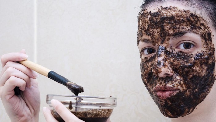 Caucasian model, age 20-29 years old using a face scrub made out of coffee, honey and milk