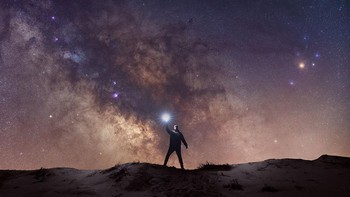 Fotografer asal Sofia, Bulgaria, Mihail Minkov banyak menghabiskan waktu di luar. Ia senang sekali mengabadikan langit malam untuk melihat keindahan yang ada dibaliknya. Istimewa/Dok. Boredpanda/Mihail Minkov.