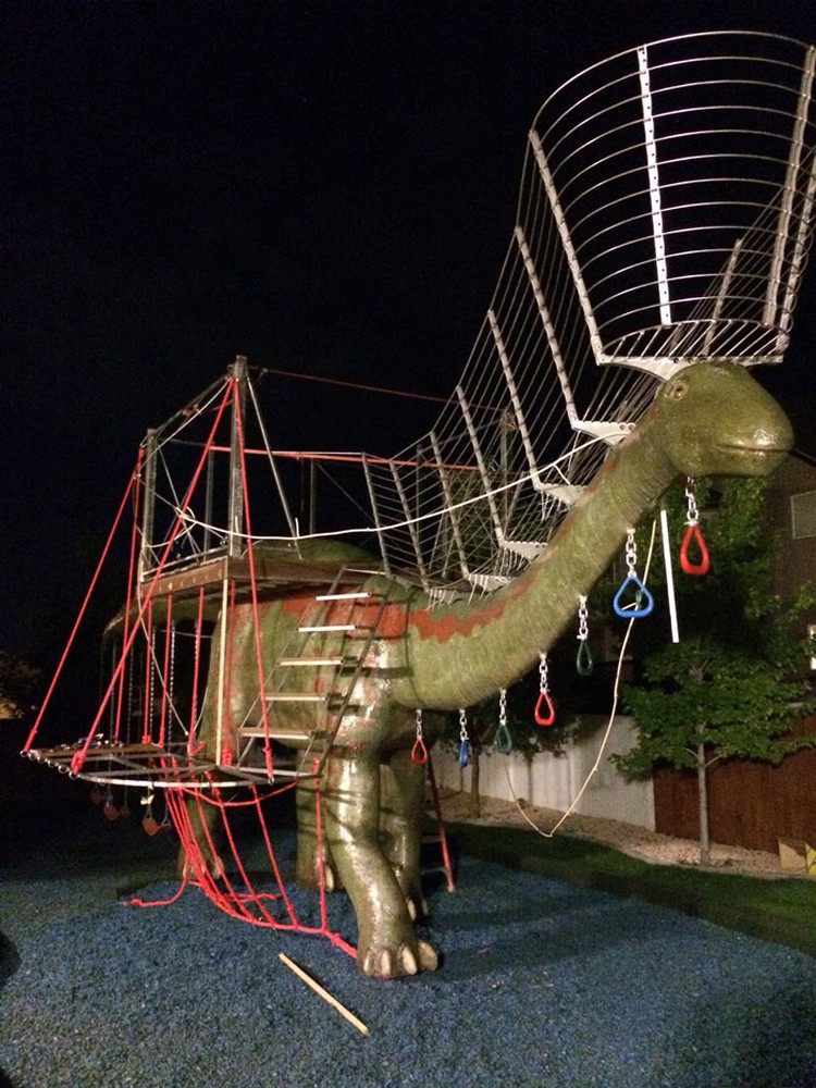 Seorang ayah membuat sebuah taman bermain yang berbentuk dinosaurus dengan berbagai fasilitasnya. Taman ini ditujukan untuk bermain anaknya kala pandemi Corona.