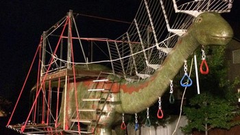 Percaya atau tidak, bukan hanya anak-anak yang menyukainya. Tapi juga segudang orang online yang ingin menjadi anak-anaknya dan bersenang-senang di taman bermain dinosaurus itu, dan banyak yang mulai mencalonkannya sebagai ayah terbaik tahun ini. (Istimewa/Dok. Bored Panda/thecauseman)