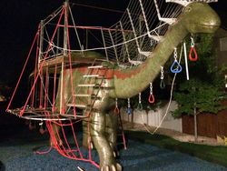 Dinosaurus Jadi Tempat Bermain Selama Isolasi Corona