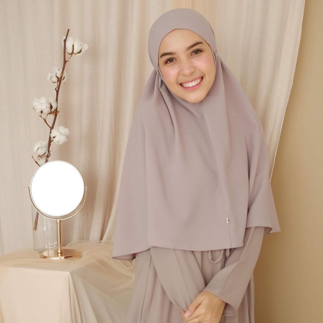 Bergo instan yang terdapat tali pada samping hijabnya, membuat kamu tetap nyaman saat dipakai untuk mengambil pesanan makanan via ojek online atau terpaksa membeli kebutuhan sehari-hari di luar rumah. Seperti yang dipakai oleh Hamidah Rachmayanti. Cantik ya! Foto: instagram @deavhijab