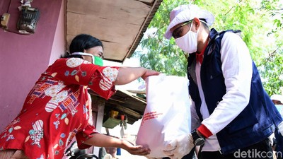 Gaya Sandiaga Uno Bagi-bagi Sembako di Bandung