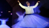 Sebelum menari, para penari harus melakukan dzikir sambil diiringi musik khas Timur Tengah terlebih dahulu. Lalu akan dilanjutkan dengan lagu pujian untuk Nabi Muhammad SAW yang dilantunkan oleh seorang solois dengan improvisasi alat musik seruling.  Ahmet Okatali/Anadolu Agency/Getty Images