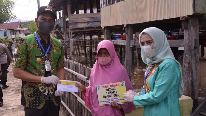 Bupati Sinjai, Andi Seto Asapa membagikan BLT desa ke warga Desa Pasimarannu.