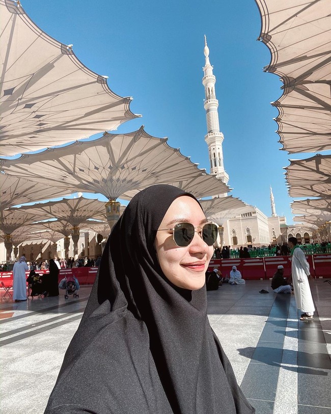 Tali yang terdapat pada bergo instan juga bisa kamu sulap seperti yang dipakai oleh Siti Bahjatina atau yang akrab disapa Bahjatina. Tali pada bergonya dimasukan kedalam hijab agar tidak terlihat. Foto: instagram @bahjatina