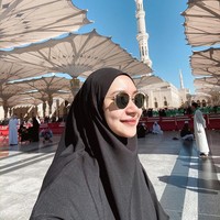 Tali yang terdapat pada bergo instan juga bisa kamu sulap seperti yang dipakai oleh Siti Bahjatina atau yang akrab disapa Bahjatina. Tali pada bergonya dimasukan kedalam hijab agar tidak terlihat. Foto: instagram @bahjatina