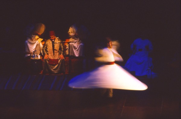 Tarian Sufi atau yang dikenal juga sebagai whirling dervishes dianggap dapat menjadi bagian dari meditasi diri. Meditasi yang dilakukan melalui tarian Sufi memiliki kaitan yang erat dengan Tasawuf. Sebab dalam tarian ini para penari diharapkan dapat mengalami pengalaman spiritual dan melebur bersama sang Ilahi. Untuk itu, mereka juga diharapkan bisa mencapai kesempurnaan iman dengan cara menanggalkan ego dan hasrat pribadi dalam hidup. Richard Manning/Getty Images. Tarian Sufi atau yang dikenal juga sebagai whirling dervishes dianggap dapat menjadi bagian dari meditasi diri. Meditasi yang dilakukan melalui tarian Sufi memiliki kaitan yang erat dengan Tasawuf. Sebab dalam tarian ini para penari diharapkan dapat mengalami pengalaman spiritual dan melebur bersama sang Ilahi. Untuk itu, mereka juga diharapkan bisa mencapai kesempurnaan iman dengan cara menanggalkan ego dan hasrat pribadi dalam hidup. Richard Manning/Getty Images.