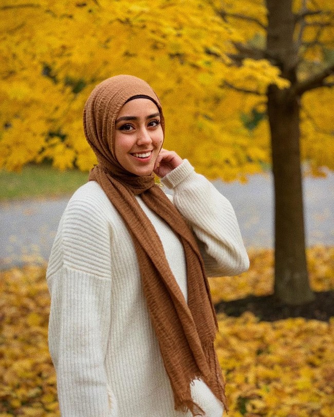 Kontenku kebanyakan hanya diriku di depan kamera. Hanya aku yang berbicara tentang hal-hal random yang terjadi, hanya melakukan hal-hal bodoh bersamaku atau bersiap-siap untuk pergi, ujar Zahra, seperti dikutip dari Times Union.  Foto: dok. Instagram @zahr4